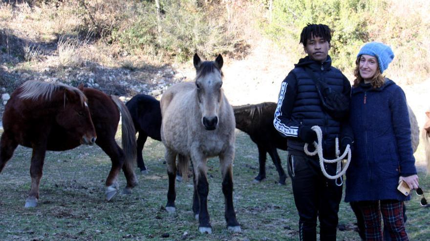 La presidenta de la Fundació Miranda, Rosa Galindo, i un dels voluntaris de l&#039;entitat en una pastura de Coll de Nargó