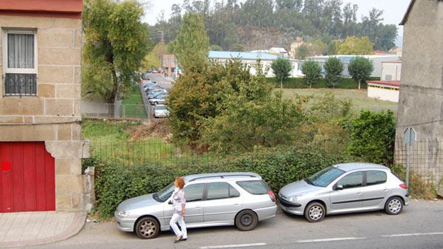 Imagen de la parcela que se expropiará para dar salida desde la zona escolar de A Marisma a la N-550