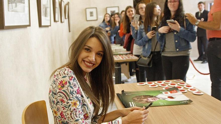 Ana Guerra, durante una firma de autógrafos en Murcia