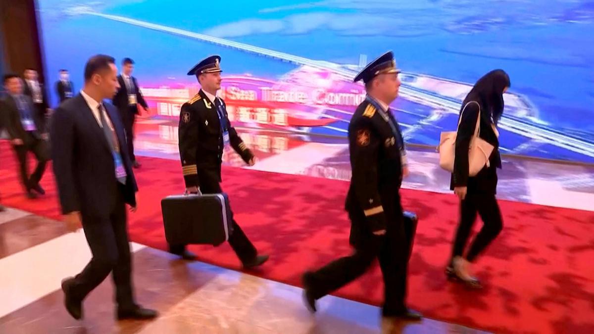 Putin, gravat a la Xina junt amb oficials carregant el maletí nuclear rus