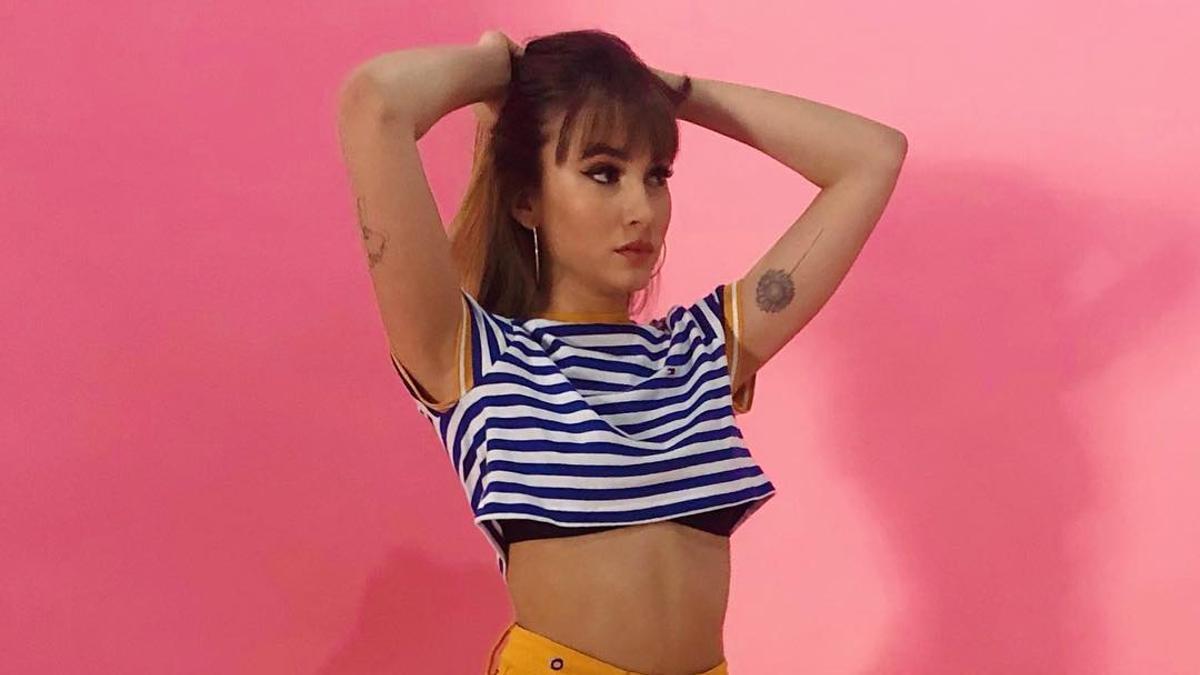 Aitana con camiseta a rayas y pantalón amarillo