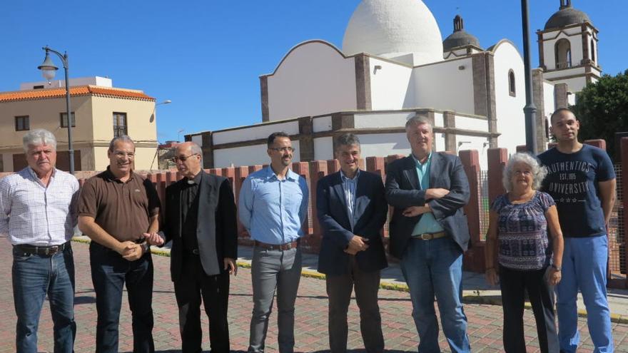 Varios miembros de la comisión del Bicentenario junto al cura Victorio Lorente, el consejero Carlos Ruiz y el alcalde de Ingenio, Juan Díaz.