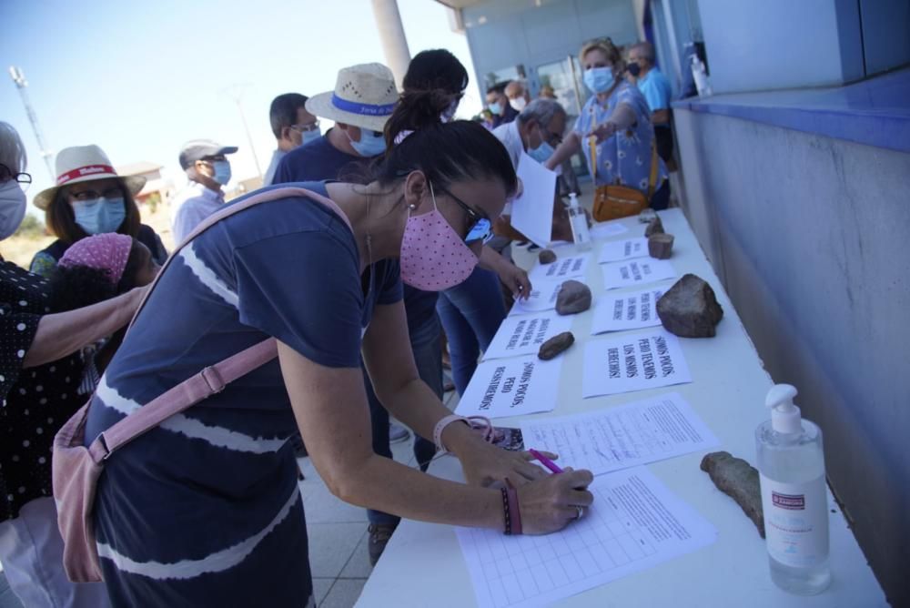 Concentración ante el centro de salud de Tábara para la reapertura de consultorios médicos