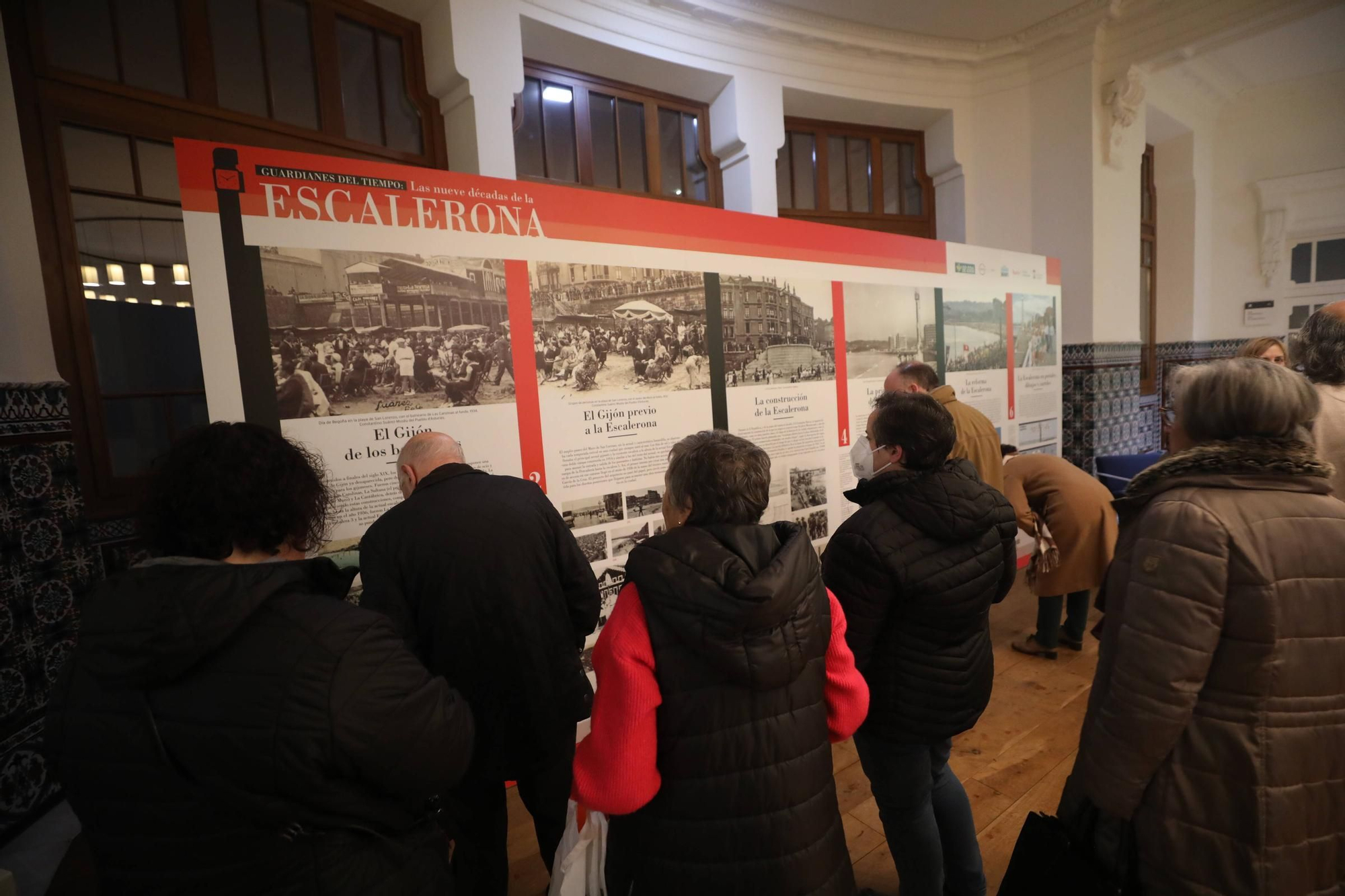 Visitantes en la exposición "Guardianes del tiempo" organizada por LA NUEVA ESPAÑA