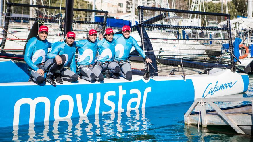 La tripulación posa a bordo del catamarán de 32 pies de eslora.