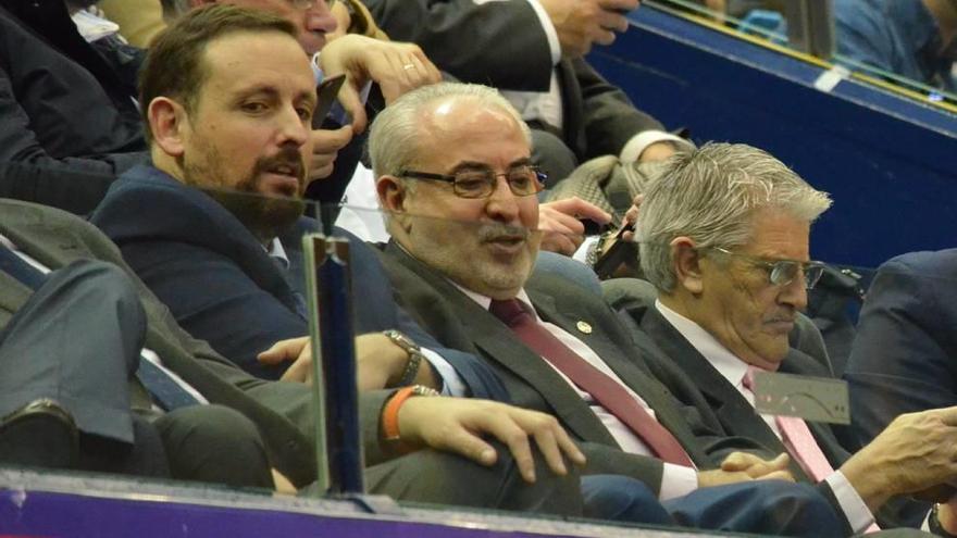 Alejandro Gómez y José Luis Mendoza, en el palco en un partido.