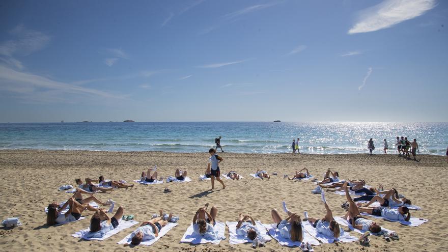 La selección española femenina se relaja y activa en la playa de Ibiza antes del test con Noruega