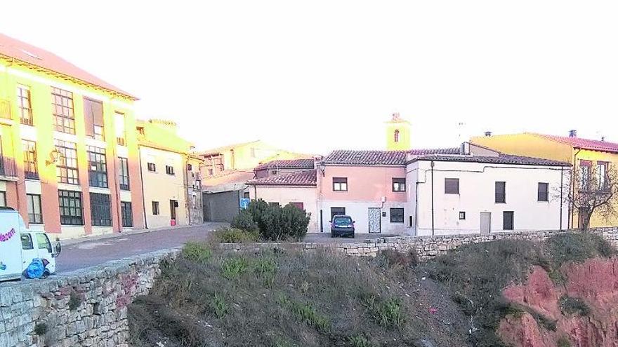 Un vecino observa las Barranqueras desde La Magdalena.