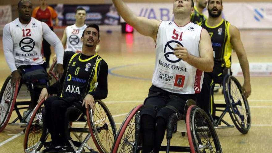 Alejos, con la pelota, durante el partido de ayer ante el Ilunion. // Marta G. Brea