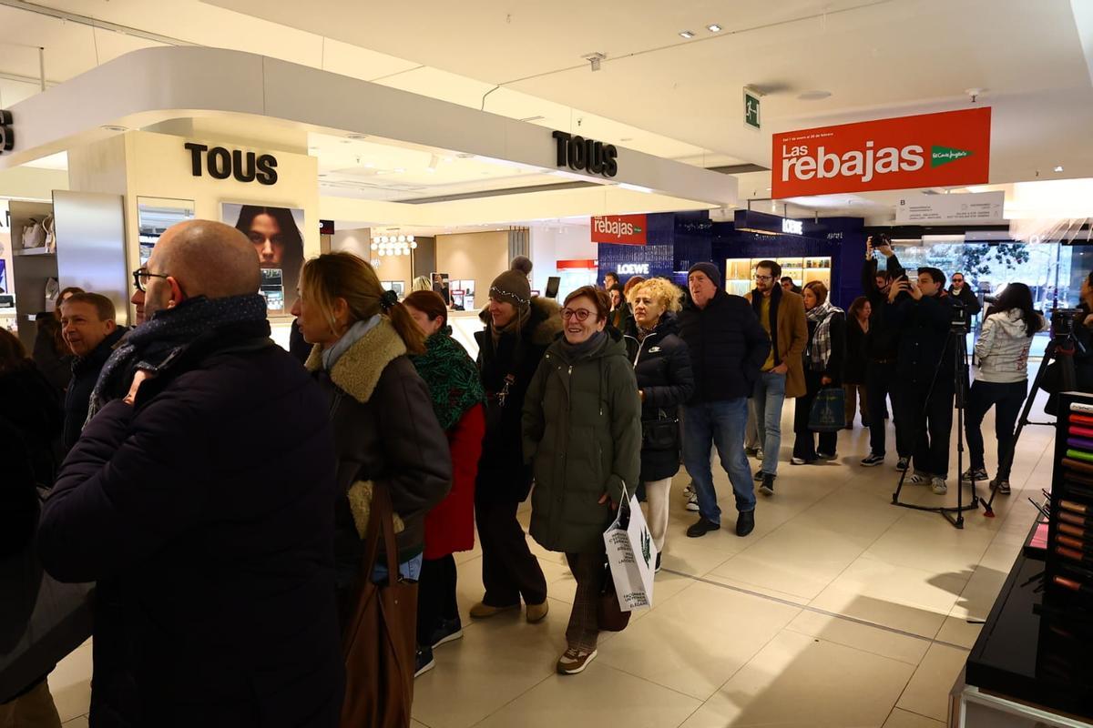 En imágenes | Comienzan las rebajas de invierno en Zaragoza