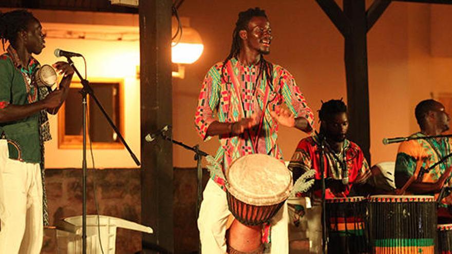 Ablaye Seck y su banda cautivaron al público con sus ritmos africanos.