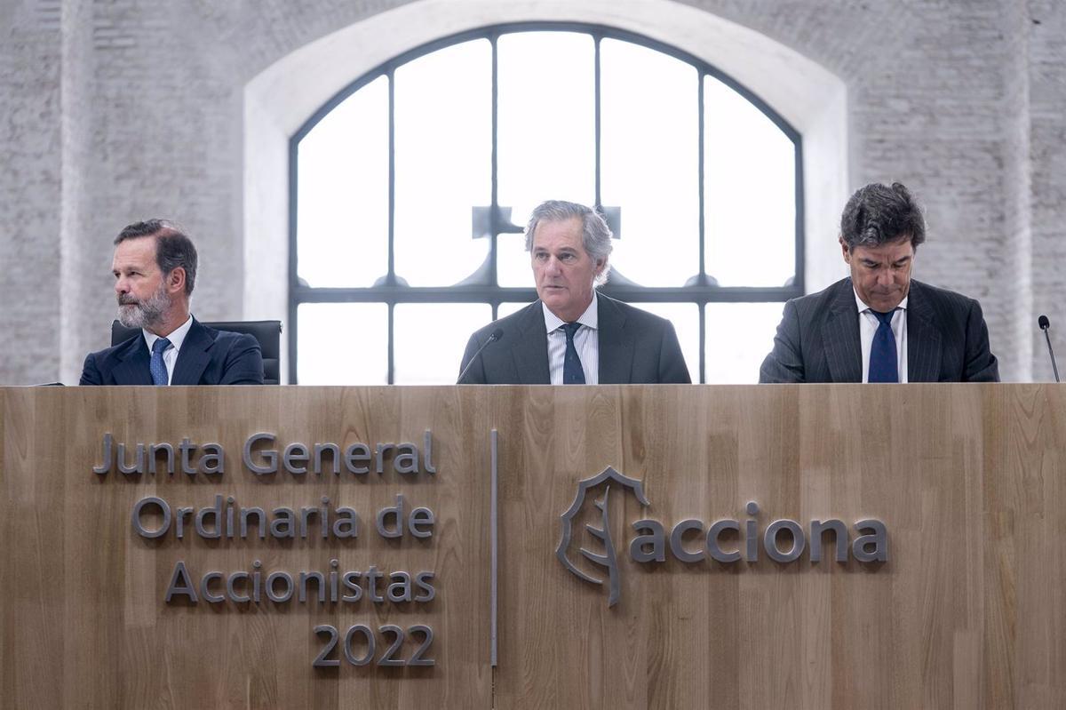 El vicepresidente de Acciona, Juan Ignacio Entrecanales; el presidente de Acciona, José Manuel Entrecanales, y el secretario general de Acciona, Jorge Vega-Penichet -