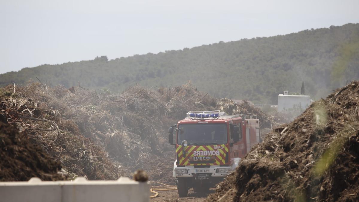 Todas las imágenes del incendio en la planta de biomasa de Sant Rafel