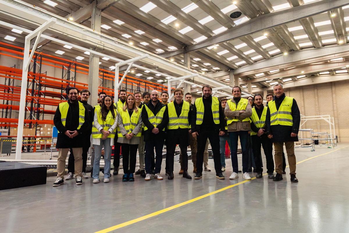 La planta de LIUX cuenta con una superficie total de 6.000 m2 y con una capacidad máxima para 15.000 vehículos al año a partir de 2028