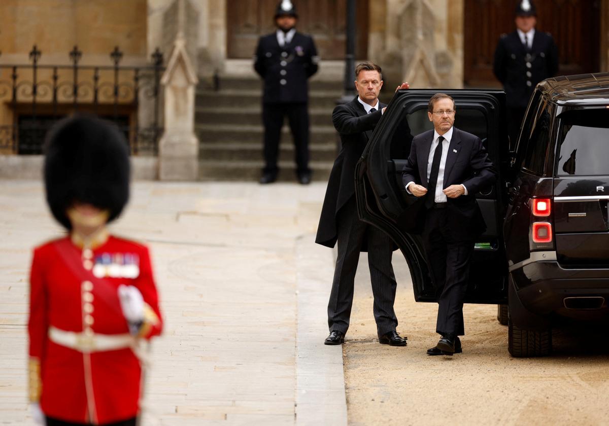 El presidente de Israel, Isaac Herzog, a su llegada a la abadía de Westminster.