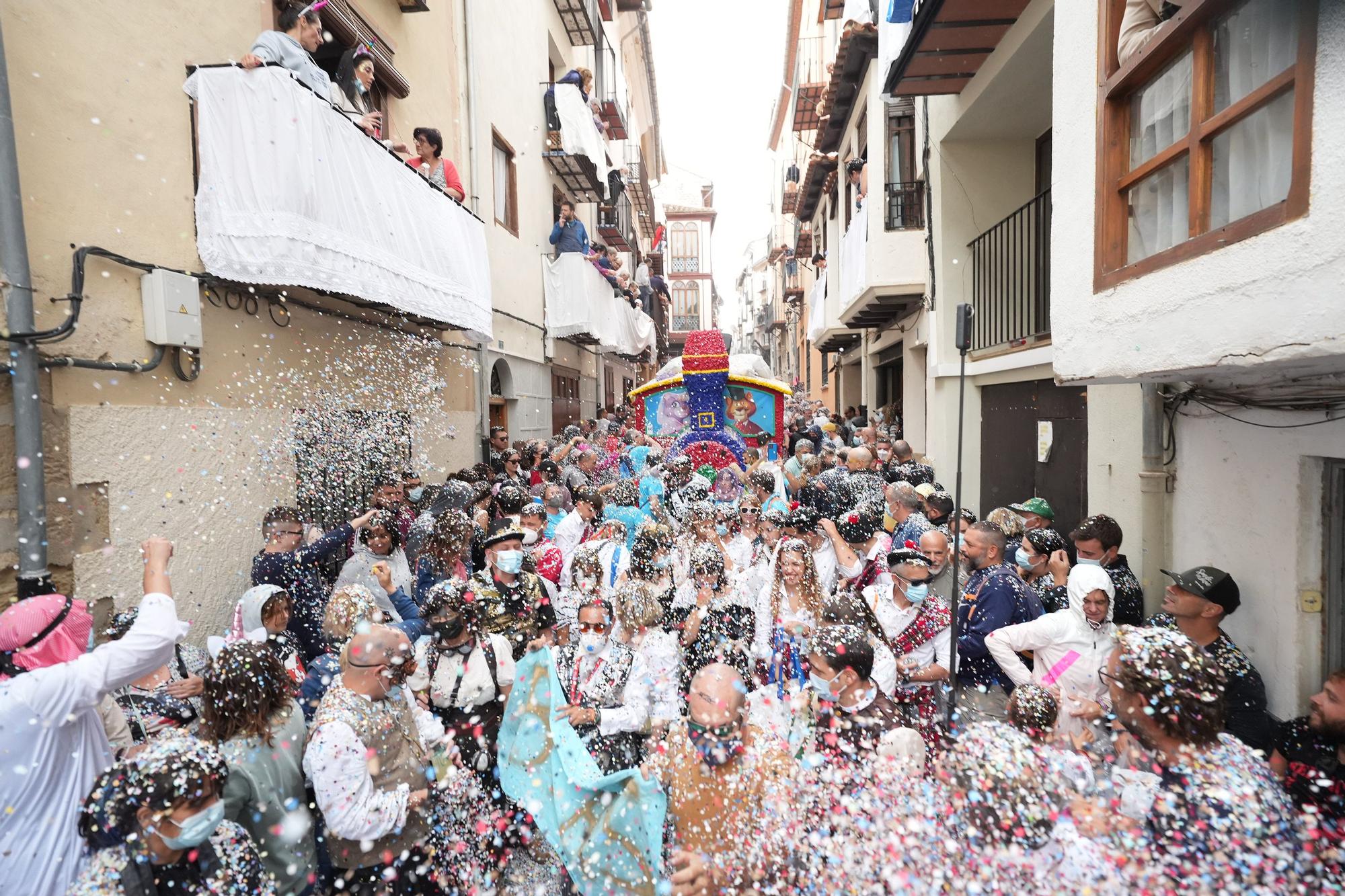 Búscate en el desfile de carrozas y disfraces de l'Anunci de Morella