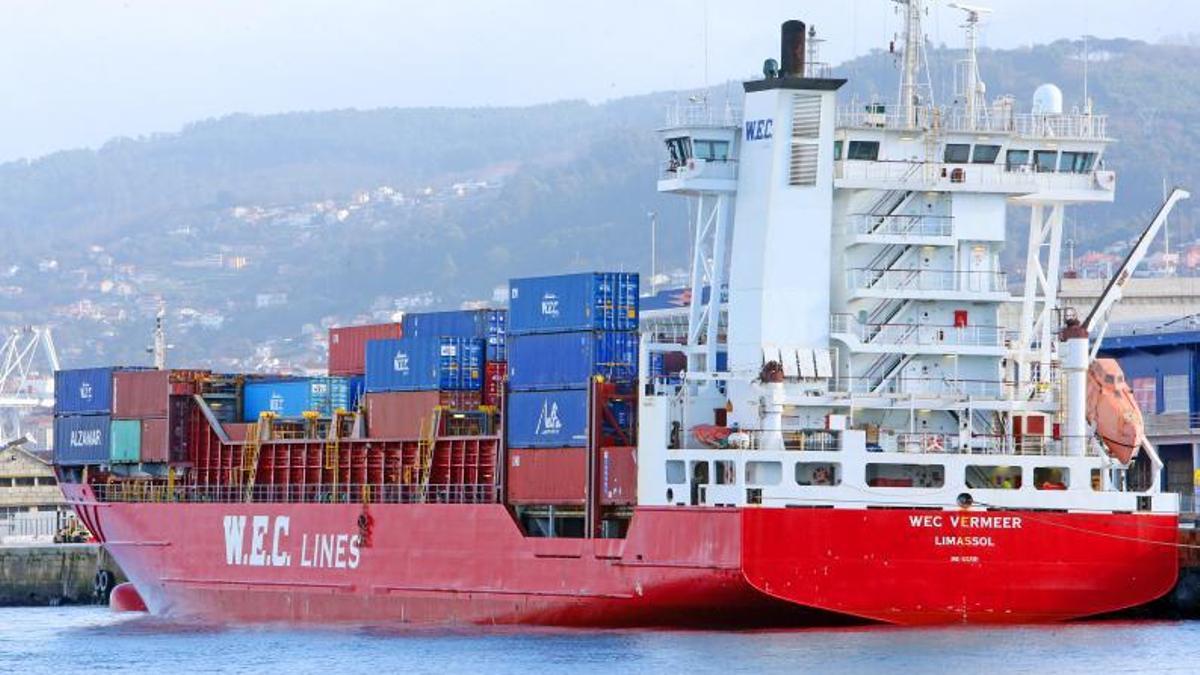 El 'WEC Vermeer' en el muelle de la Estación Marítima de Vigo.