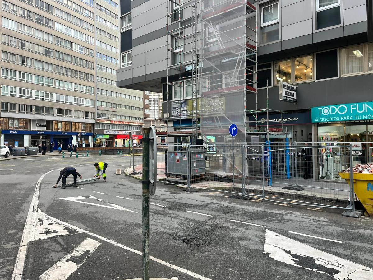 Retirada de tablas caídas a la calzada por el viento en la plaza de Pontevedra.