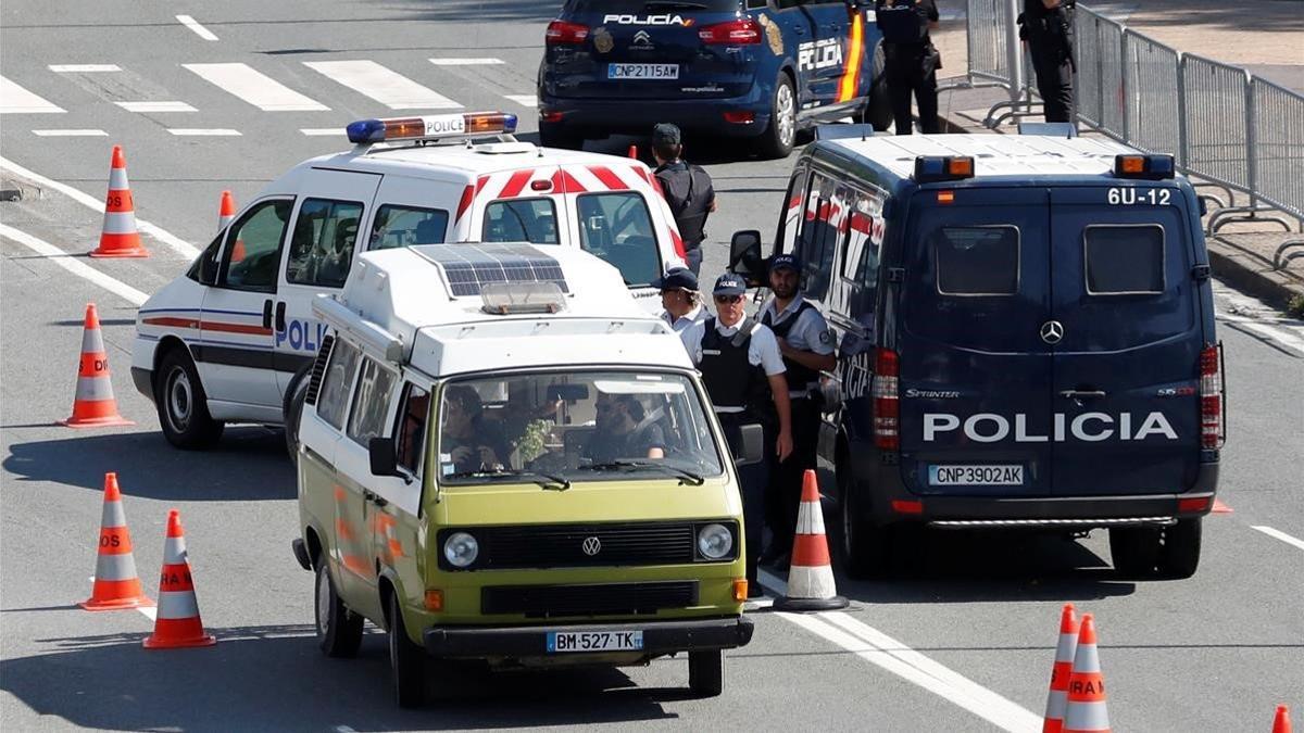 zentauroepp49532588 french and spanish police check vehicles at the franco spani190823195131