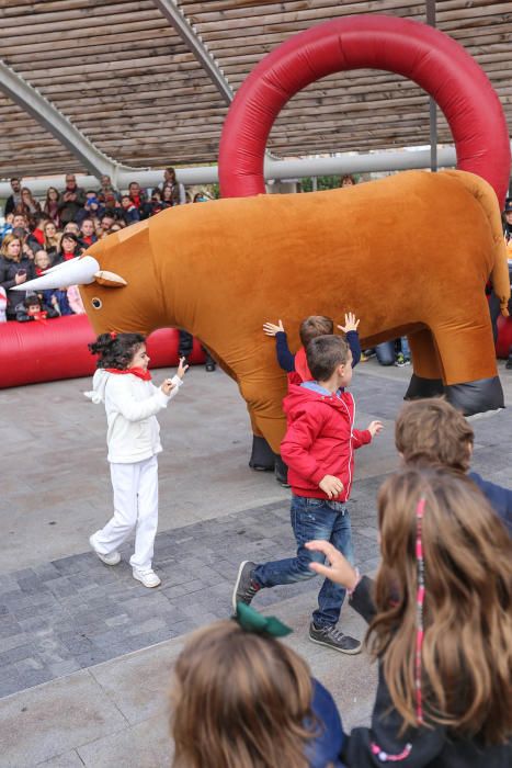 Los niños se suman a las celebraciones de las fiestas patronales en la segunda edición del encierro, con toros hinchables