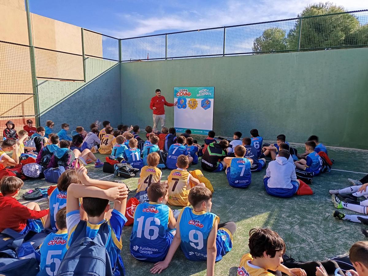 Charla del psicólogo con los niños participantes.