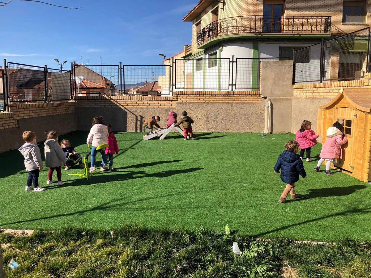 La escuela infantil de Épila estrenó en febrero un nuevo patio de recreo.