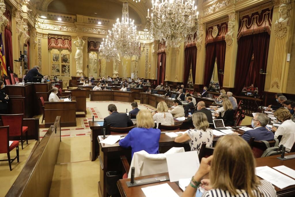 El Parlament acuerda instar a la Guardia Civil a colocar cartelería en catalán en sus cuarteles