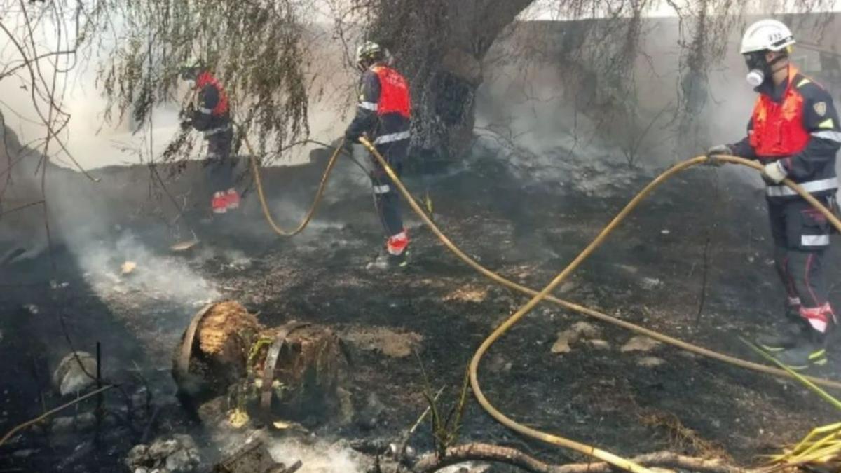 Un incendio de rastrojos intencionado daña tres coches junto a Can Blau | BOMBERS DE PALMA