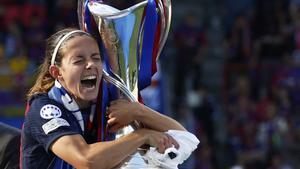 Aitana Bonmatí abraza el trofeo de la Champions