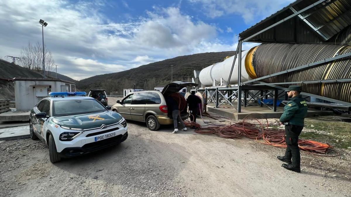 Los agentes, junto al cable de cobre recuperado en la obra del AVE de la variante de Pajares