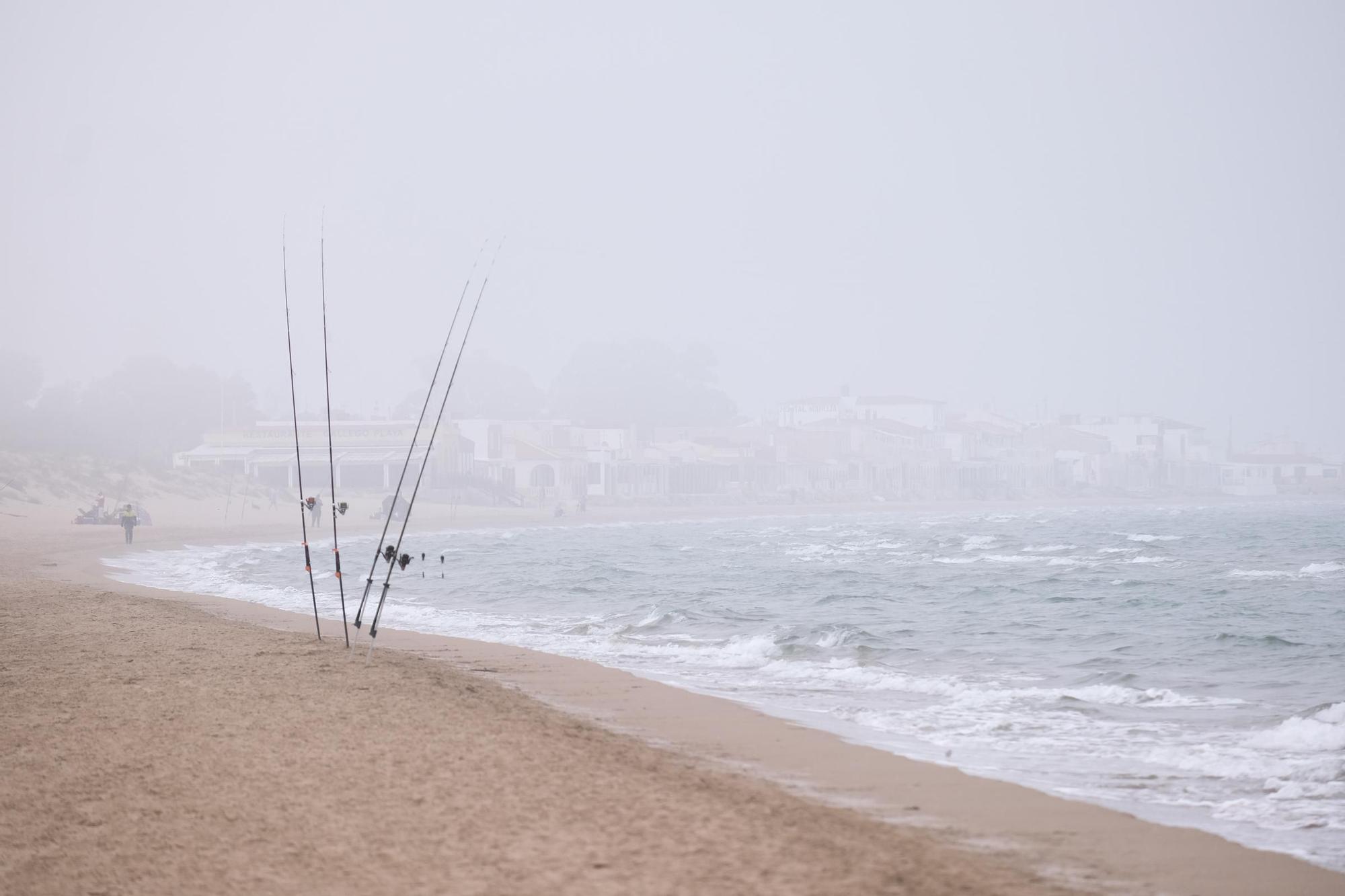 Un espeso banco de niebla engulle la playa de La Marina y El Pinet