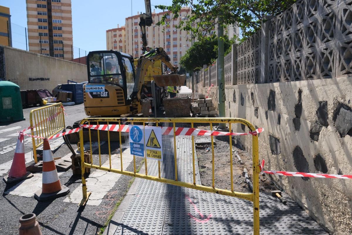 Inicio de los trabajos de repavimentación en el barrio de Escaleritas.