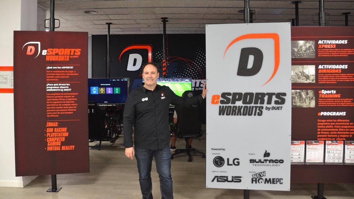 Anselmo Méndez, Director General del Grupo Duet, en el gimnasio que combina deporte tradicional y eSports.