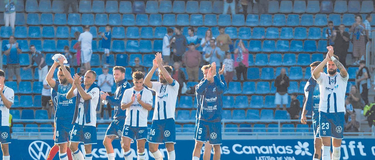 Los jugadores aplauden al público tras el duelo Tenerife-Levante.