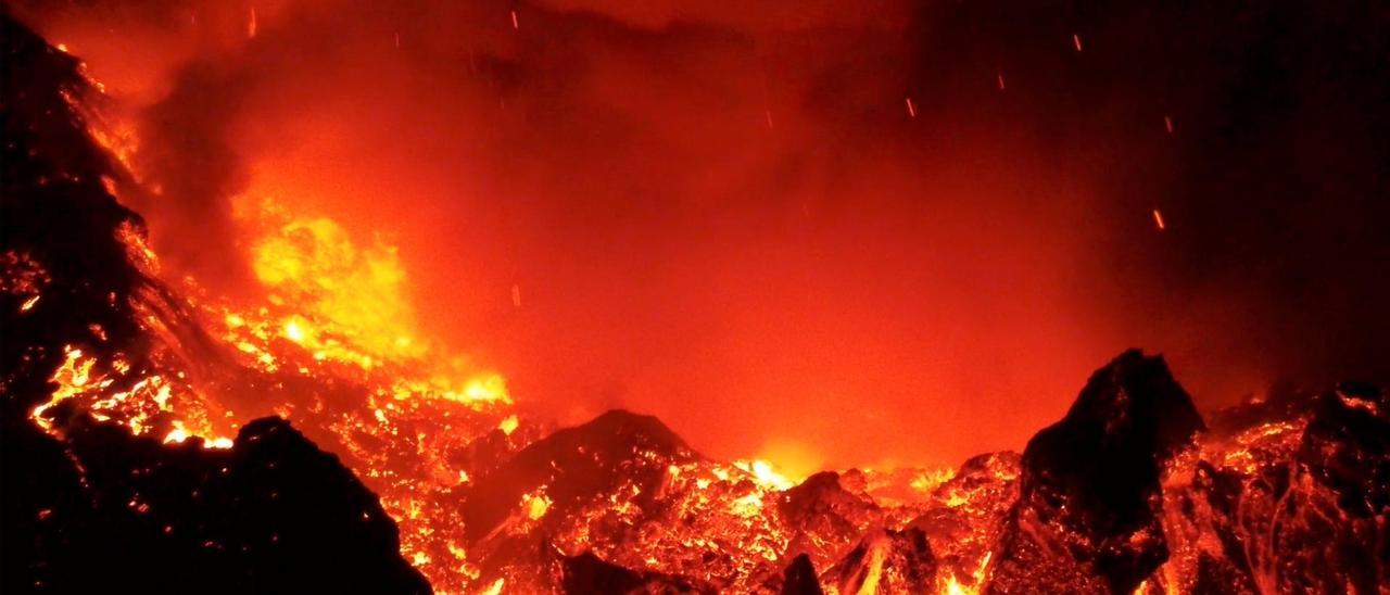 El volcán de La Palma está en fase efusiva, expulsa más lava y registra menos explosiones