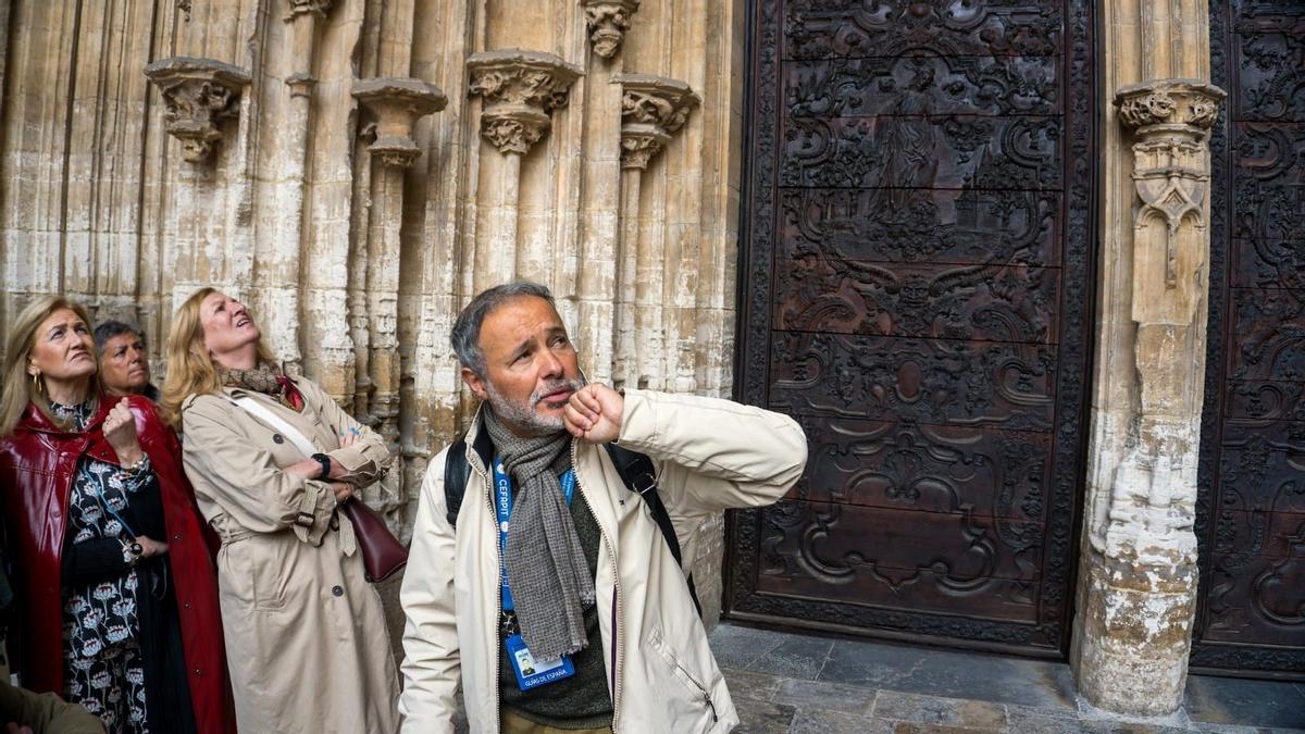 El guía, liderando una visita turística a la Catedral de Oviedo.
