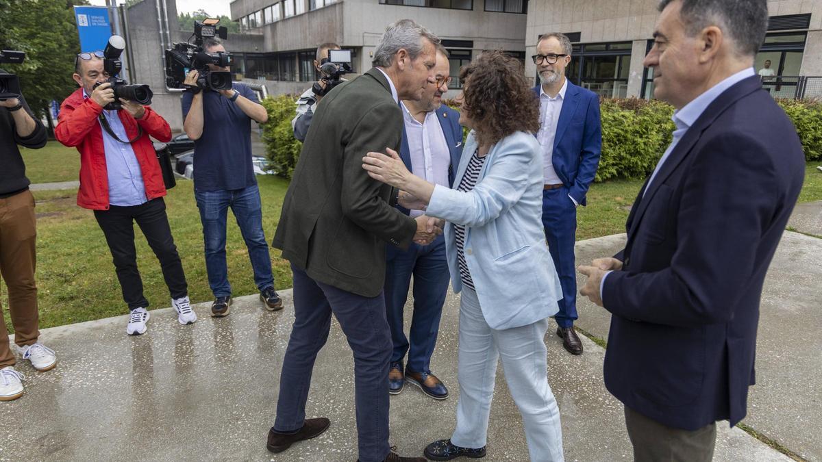 Alfonso Rueda y Goretti Sanmartín se saludan en presencia de otras autoridades en un acto en Santiago