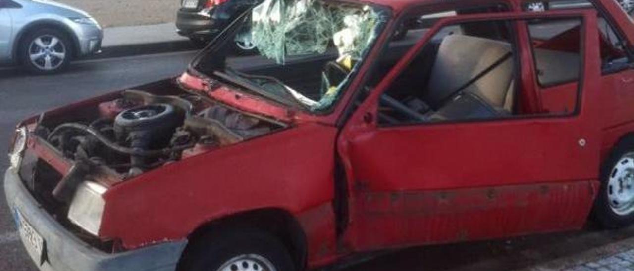 Destrozos en un coche estacionado en el parque de La Femu.