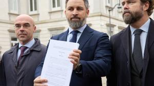 Santiago Abascal, entre Jorge Buxadé e Iván Espinosa de los Monteros, en la presentación de un recurso judicial. 