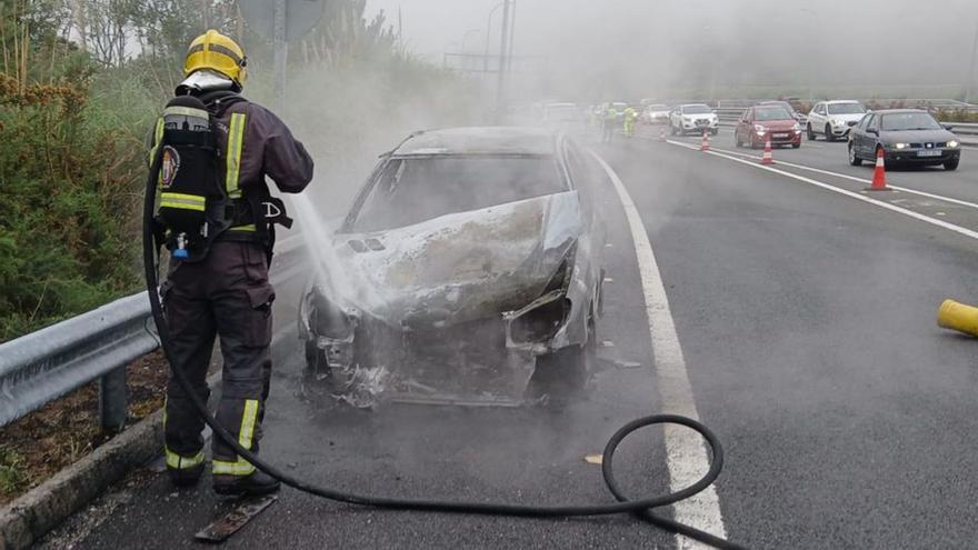 Un fuego daña un coche en Culleredo