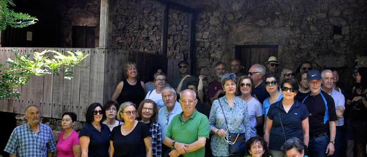 Los participantes en la visita de ayer, a las puertas del Museo Vaqueiro de Asturias en Naraval.