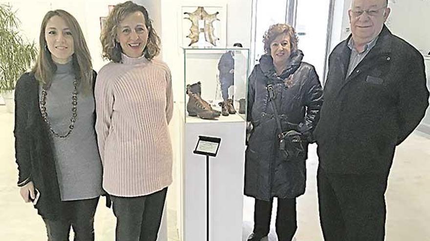 Miquel Riutort y su esposa, a la derecha de la imagen, con los botines que han donado al museo.