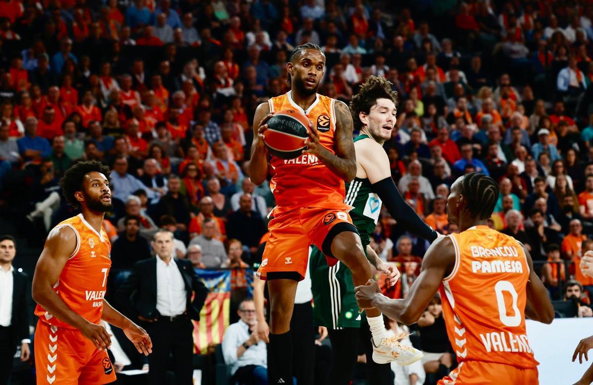 Panathinaikos sobrevive a la última posesión del Valencia Basket en el Roig Arena