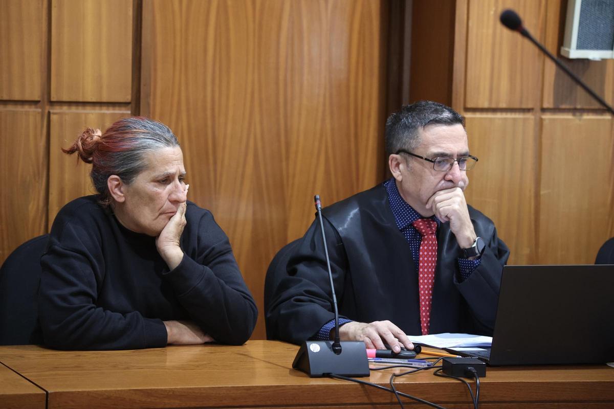 Ana, la viuda del difunto, junto a su letrado, Joaquín Sánchez, este viernes en el juicio.