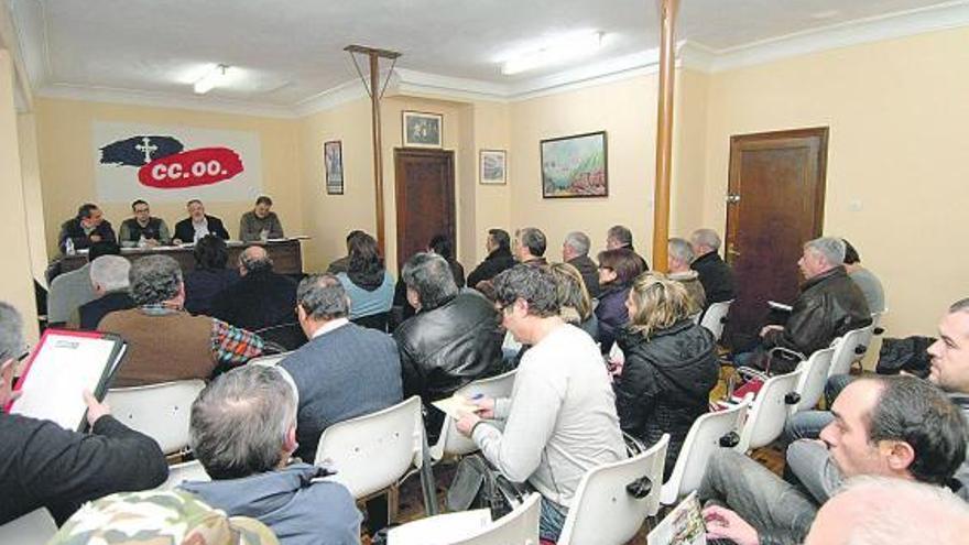 La reunión celebrada ayer en la sede de CC OO del Caudal, en Mieres.