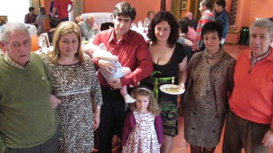 El pequeño David Vázquez Caelles, con sus padres, hermana y abuelos, durante el festejo de su bautizo.