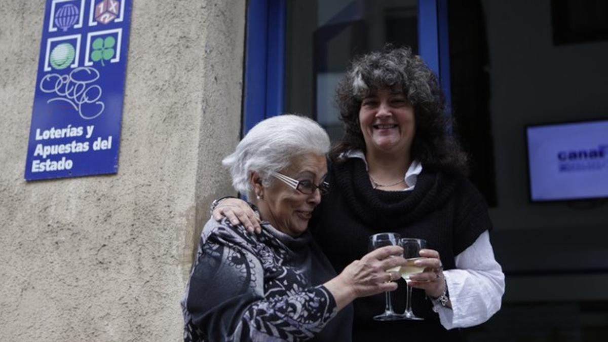 Montserrat García, izquierda, y su hija Anna María Mateo, dueñas de la administración de Pere IV.