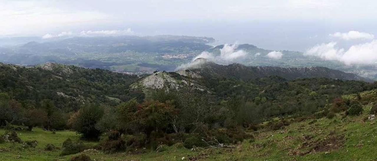 Panorámica de la costa colunguesa bajo la niebla en plena ascensión al Pienzu