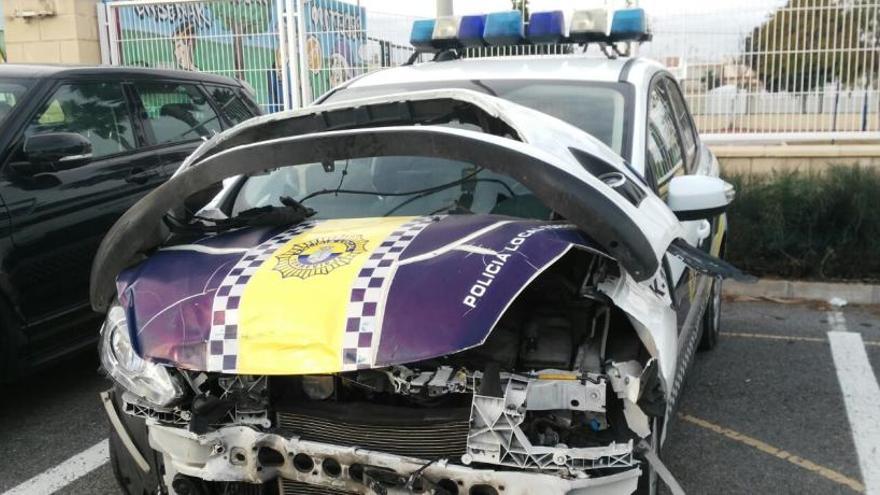 Un conductor que doblaba la tasa de alcohol se salta un stop y arrolla a un coche de la Policía Local en Torrevieja