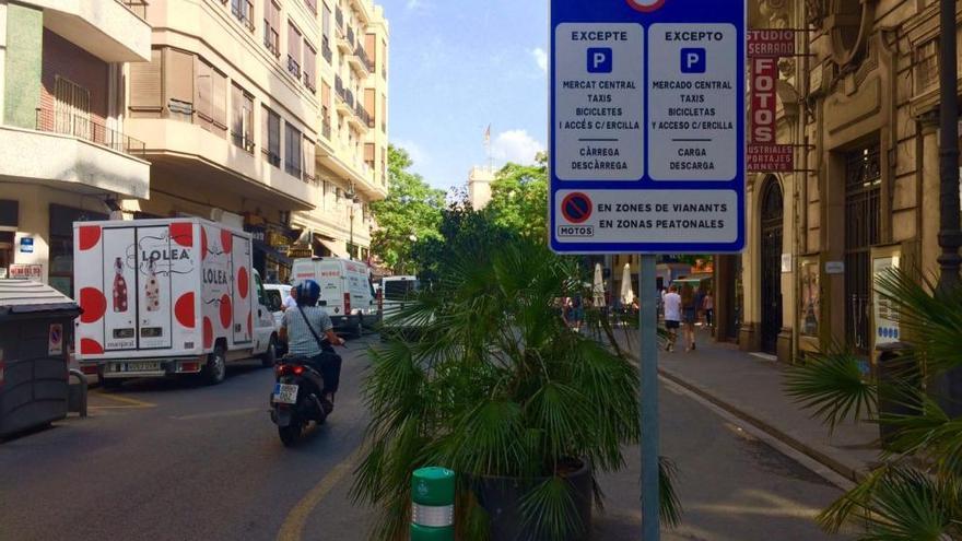 La señal bilingüe en la avenida María Cristina de Valencia.